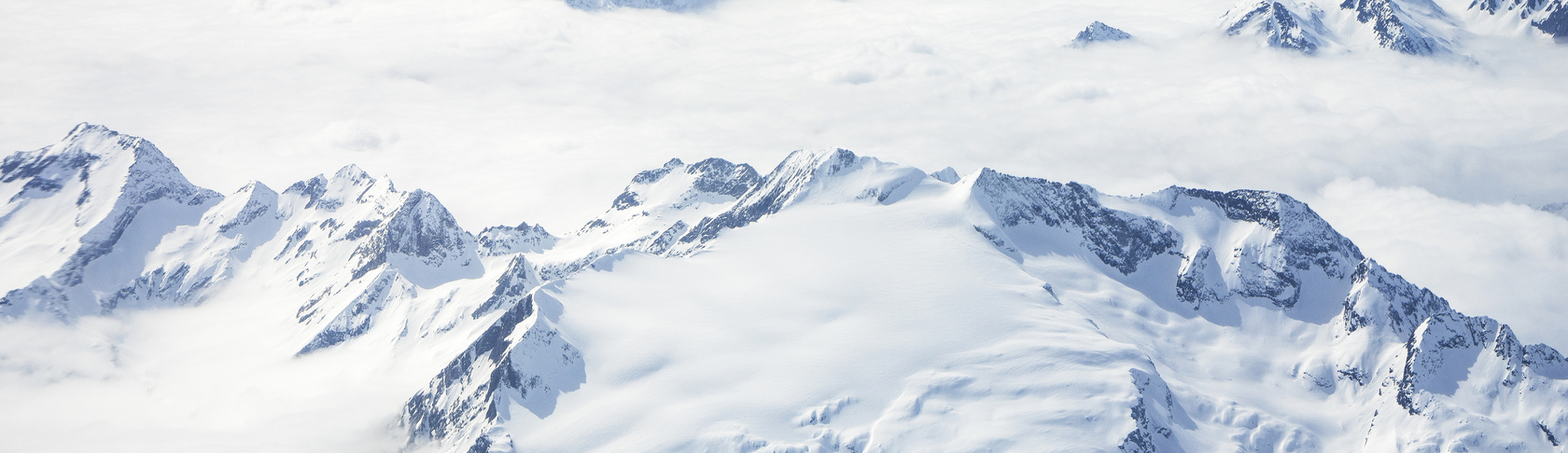 Le cime innevate delle montagne